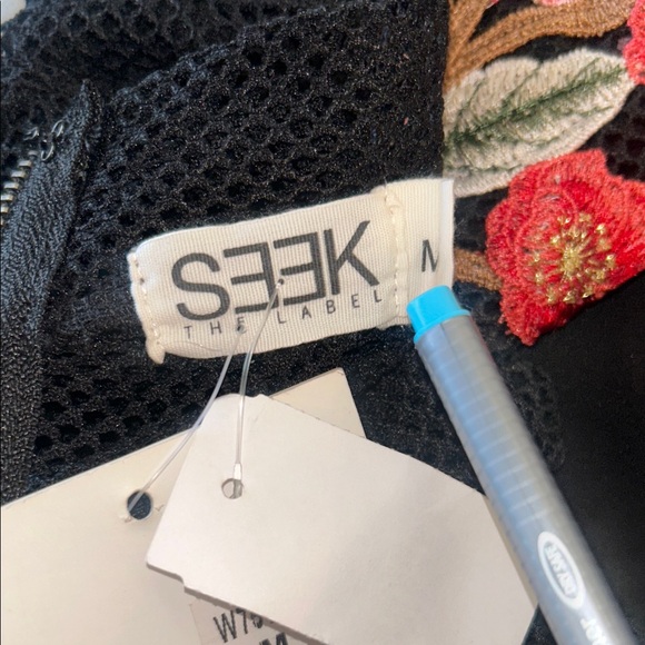 Elegant Black Dress with Floral Accents - Picture 11 of 13